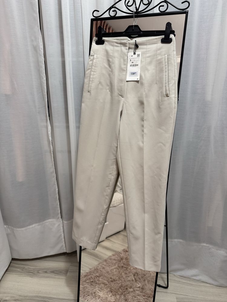 Pantaloni crem conici cu pliuri / pense și talie inaltă Zara Mărimea S