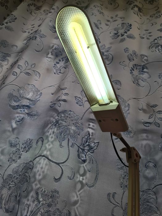 Настольная лампа светильник в хорошем состоянии