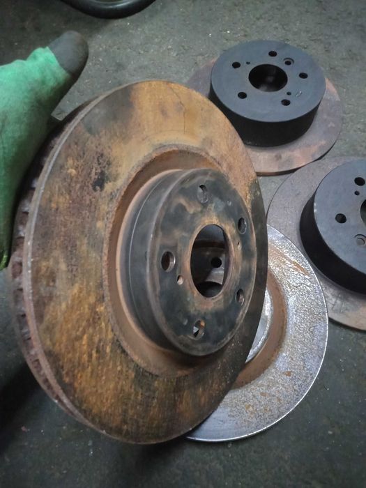 Продам оригинальные передние тормозные диски от Toyota Camry 40