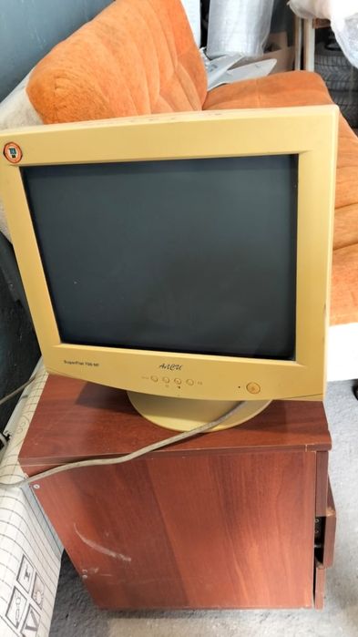 Манитор работает в хорошем состоянии