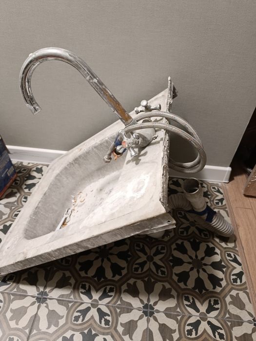 Раковина  для ремонта, смеситель, шланги, сифон
