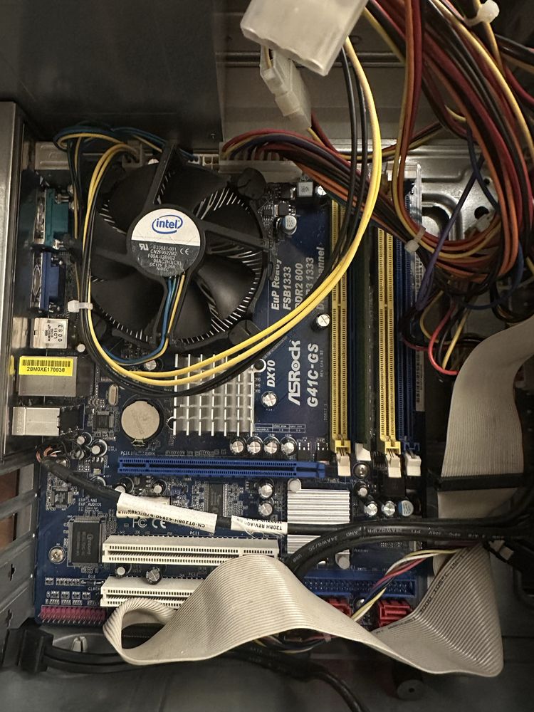 Продавам компютър dell+ монитор cibox 22инча