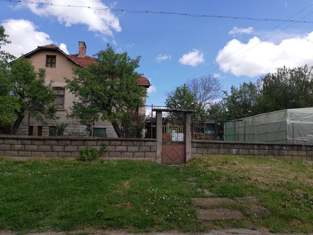 Продава се Голяма Къща