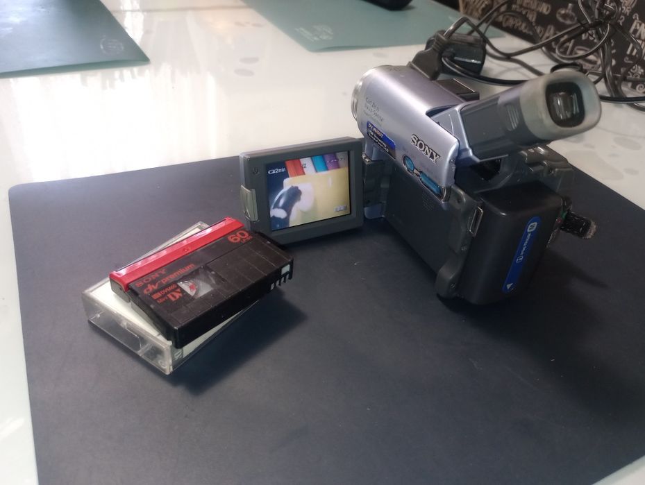 Sony HandyCam, lentilă Carl Zeiss, ecran LCD, mini DV videocam