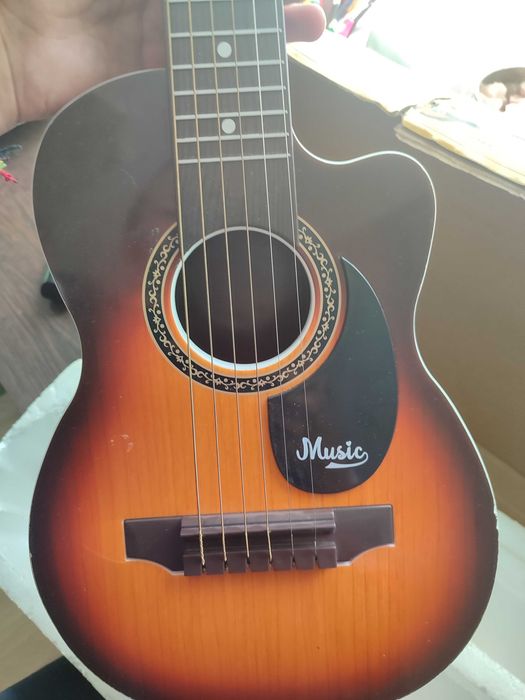 гитара детская ( требует ремонта)