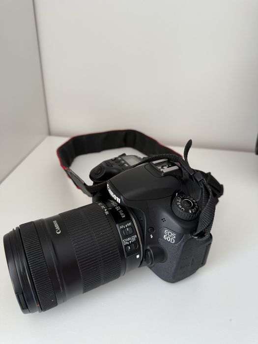 Фотоапарат Canon EOS 60D + Обектив Canon EF-S 18-135 mm IS