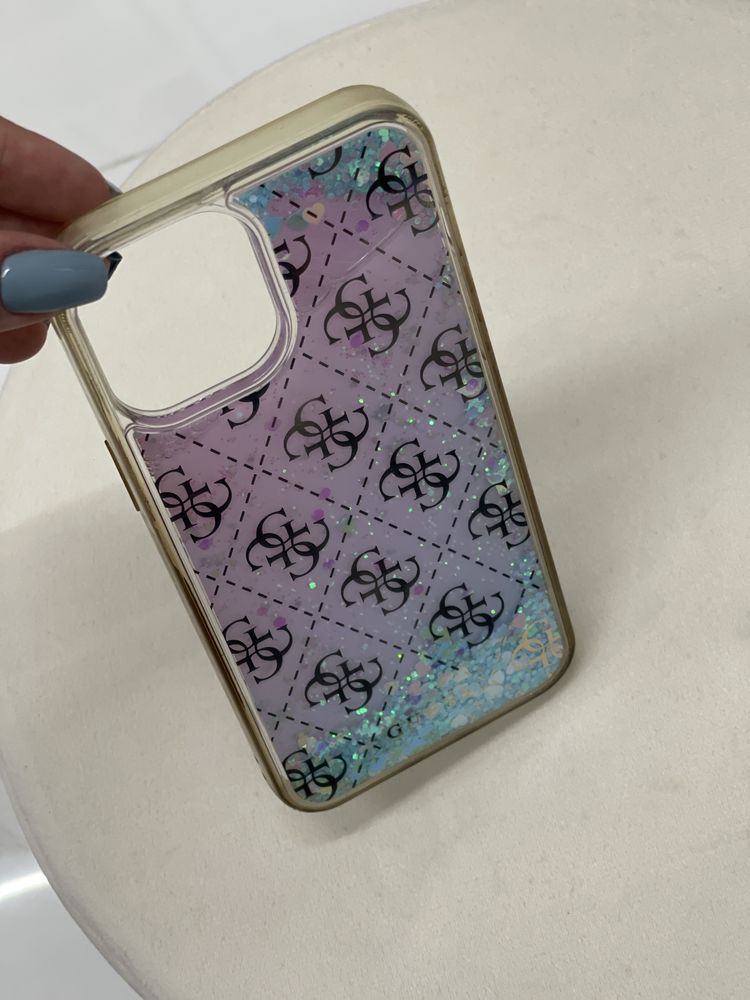 Кейс Guess с плаващ брокат