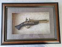 Tablou decorativ cu pistol fals, imitație arma, lemn. 52x38 cm
