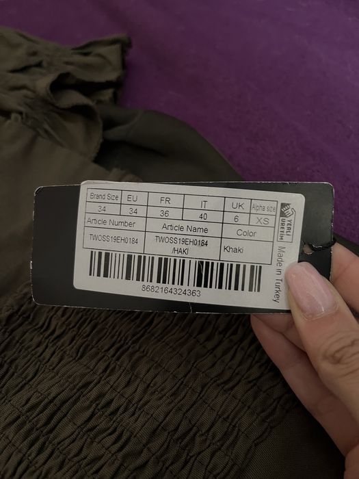 2 Top uri noi cu eticheta