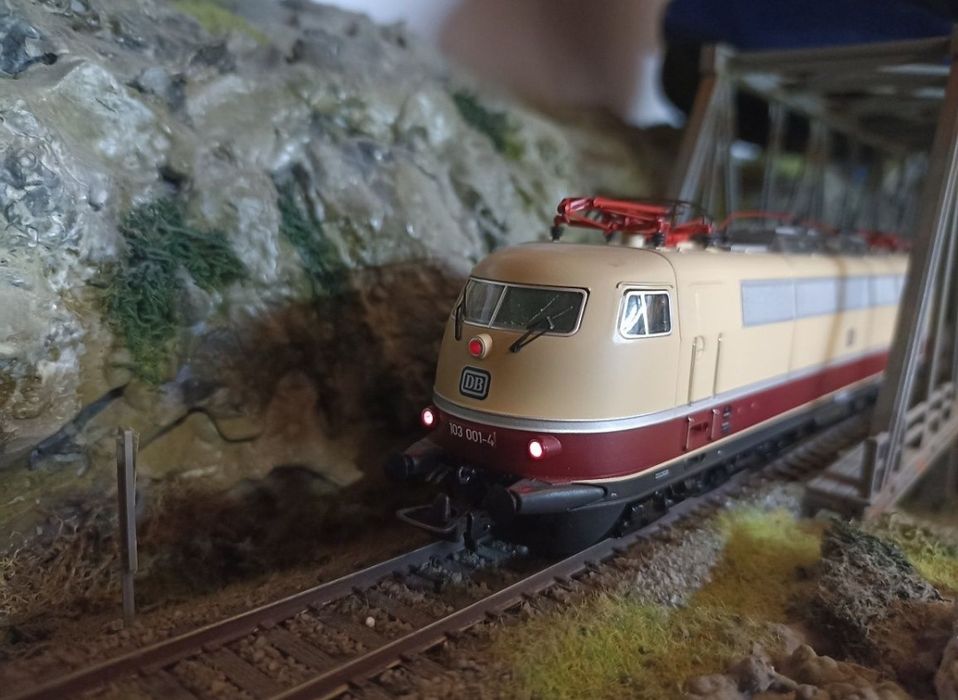 Roco BR 103 locomotiva digitală cu sunete 
Lumini frontale alb/roșu
Tr