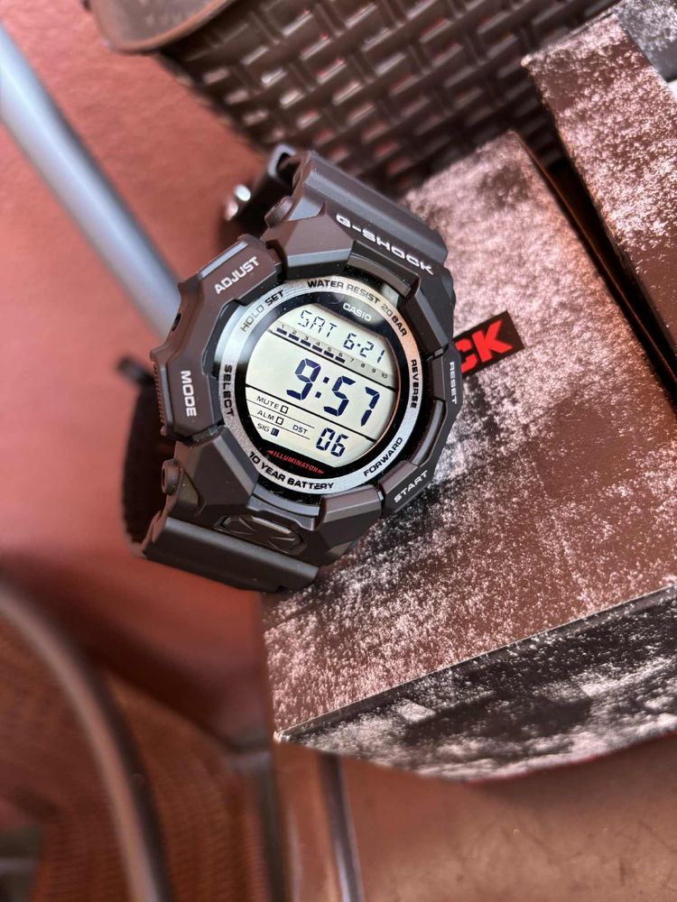 Чисто нов часовник G-shock с кутия и горанция.