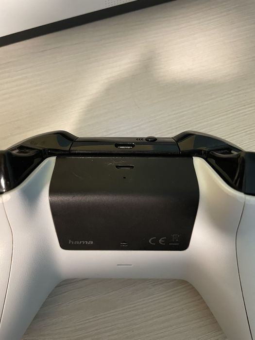 Конзола Xbox One S 1 TB +слушалки Logitech,зарядна станция и контролер