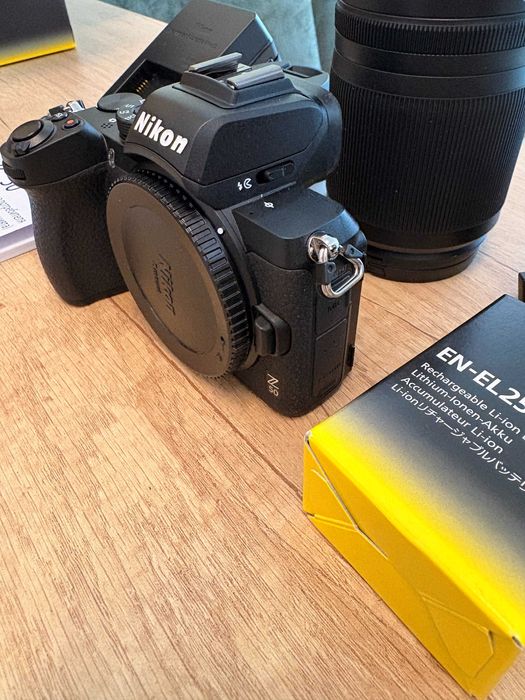 Продавам фотоапарат Nikon Z50 + два обектива + допълнителна батерия