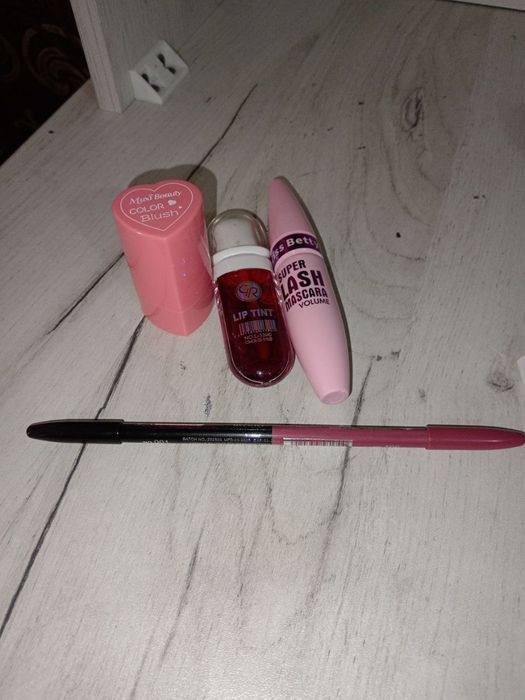 Katta kosmetika nabor to‘plami -qosh fiksator, rumyana, tint, tush, to