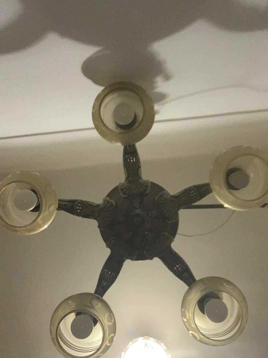 Candelabru cu cinci brate din bronz si ornament din lemn