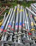 Vand 4 popi metalici + schela un tronson cu 2 podine