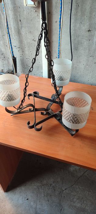 Продавам два броя полюлеи от ковано желязо.