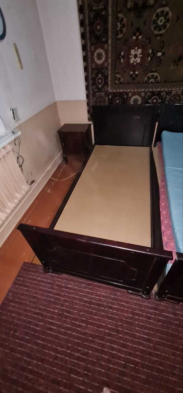 продаю 2 кровати с 2 тумбочками