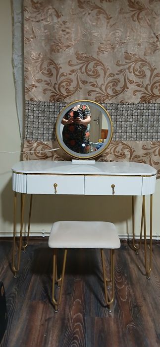 Masă de toaletă cu oglinda iluminată pt  doamne.