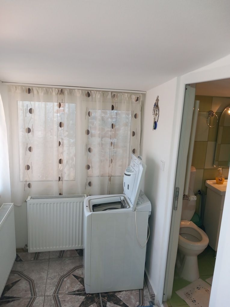 Apartament la curte de închiriat