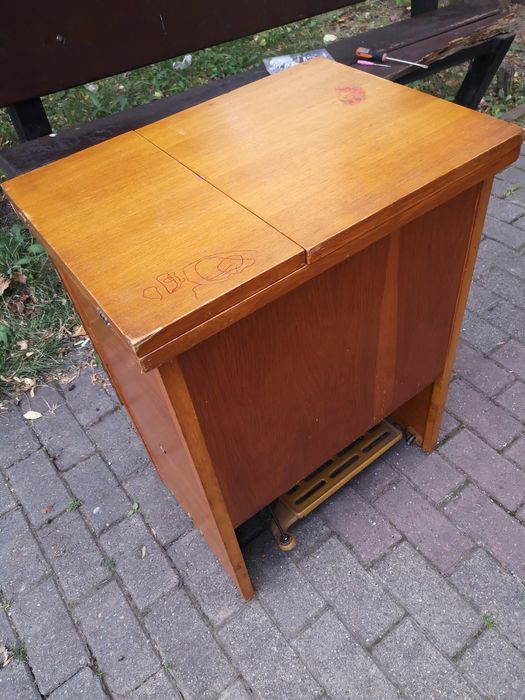 Mașină de cusut cu pedală Veronica funcțională vintage