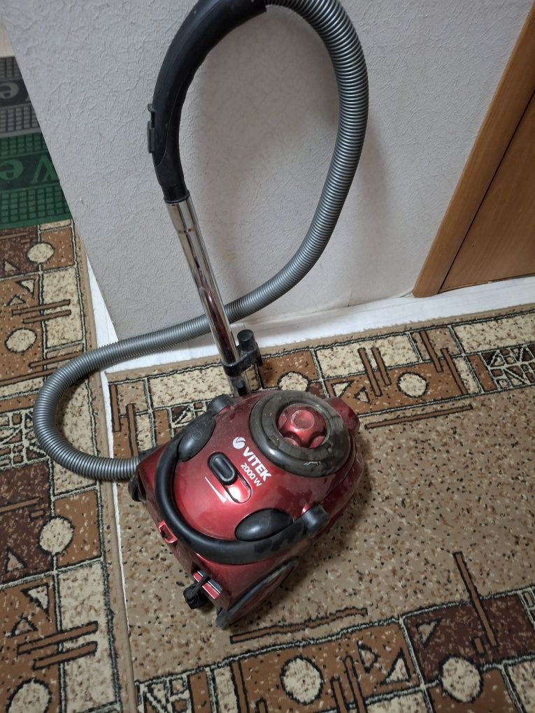 Пылесос  VITEK 2000W