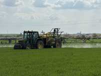 John deere tractor cu met erbicidat.
