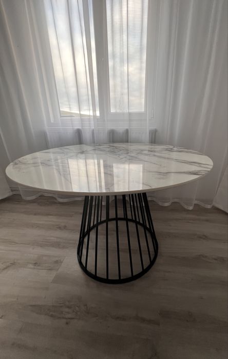 Masă cu efect de marmură