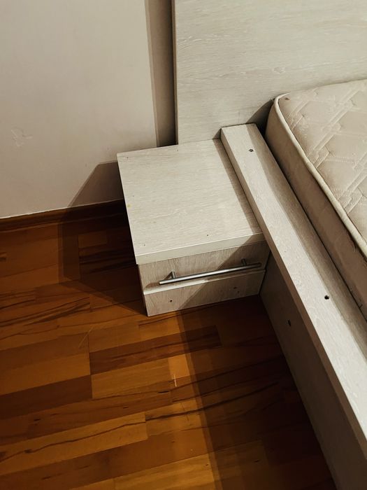 Шкаф для вещей + при кроватные тумбочки.