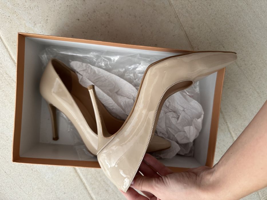 Високи остри обувки