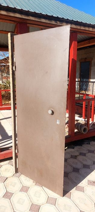 Железный дверь наружный в хорошом состояние