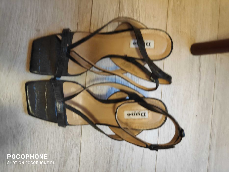 Обувки с ток, Dune