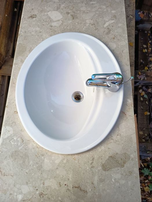 Плот с мивка от технически камък