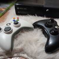 Xbox 360 însoțit de 2 controlere,  36 de  sidiuri și de cablul de alim