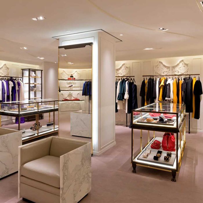 Продается магазин женской одежды в г. Атырау с прибылью 3 - 7 млн. тг.