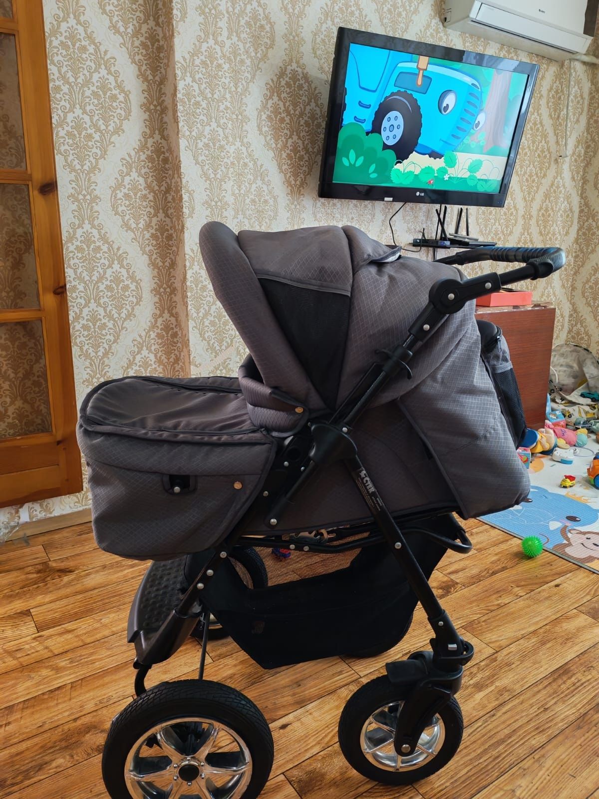 Продам детскую коляску зима лето. Новую.