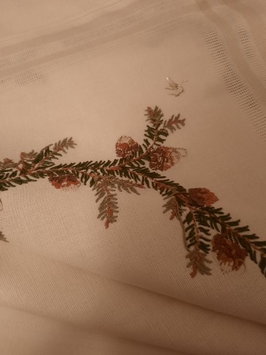 Fata de masa de sărbători cusuta manual cu conuri și ramuri de brad