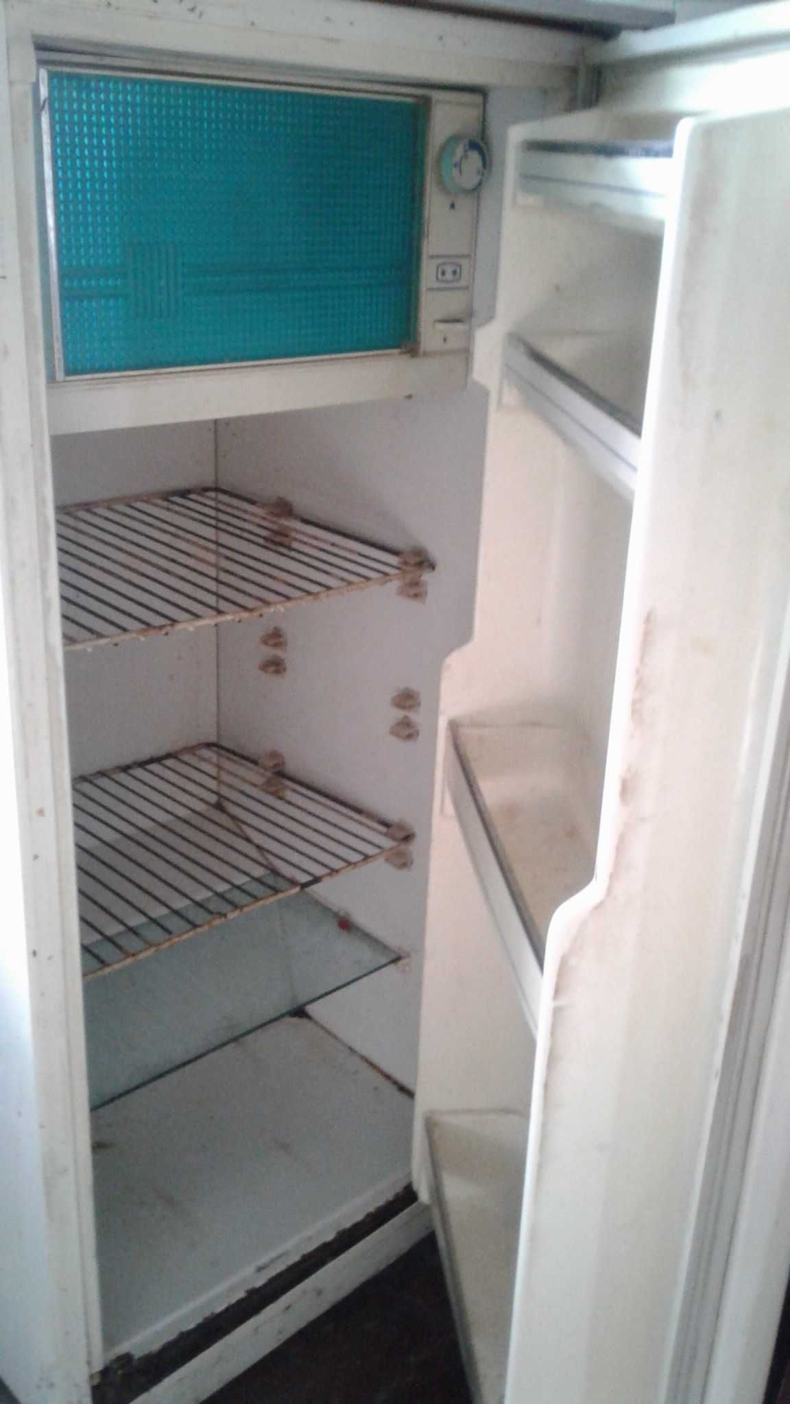 Продается холодильник" САРАТОВ" советского качества.