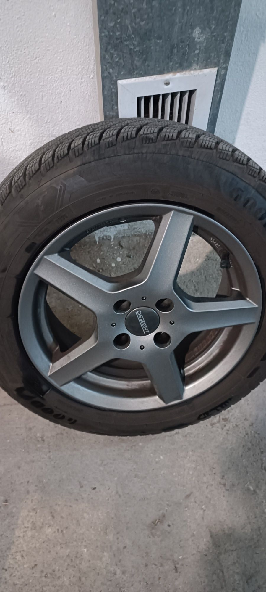 Джанти и гуми Dezent TY Graphite 15" GY Ultra Grip P3 185/65 R15