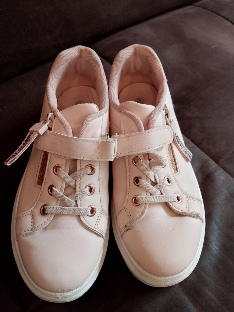 Обувки за момиче 34