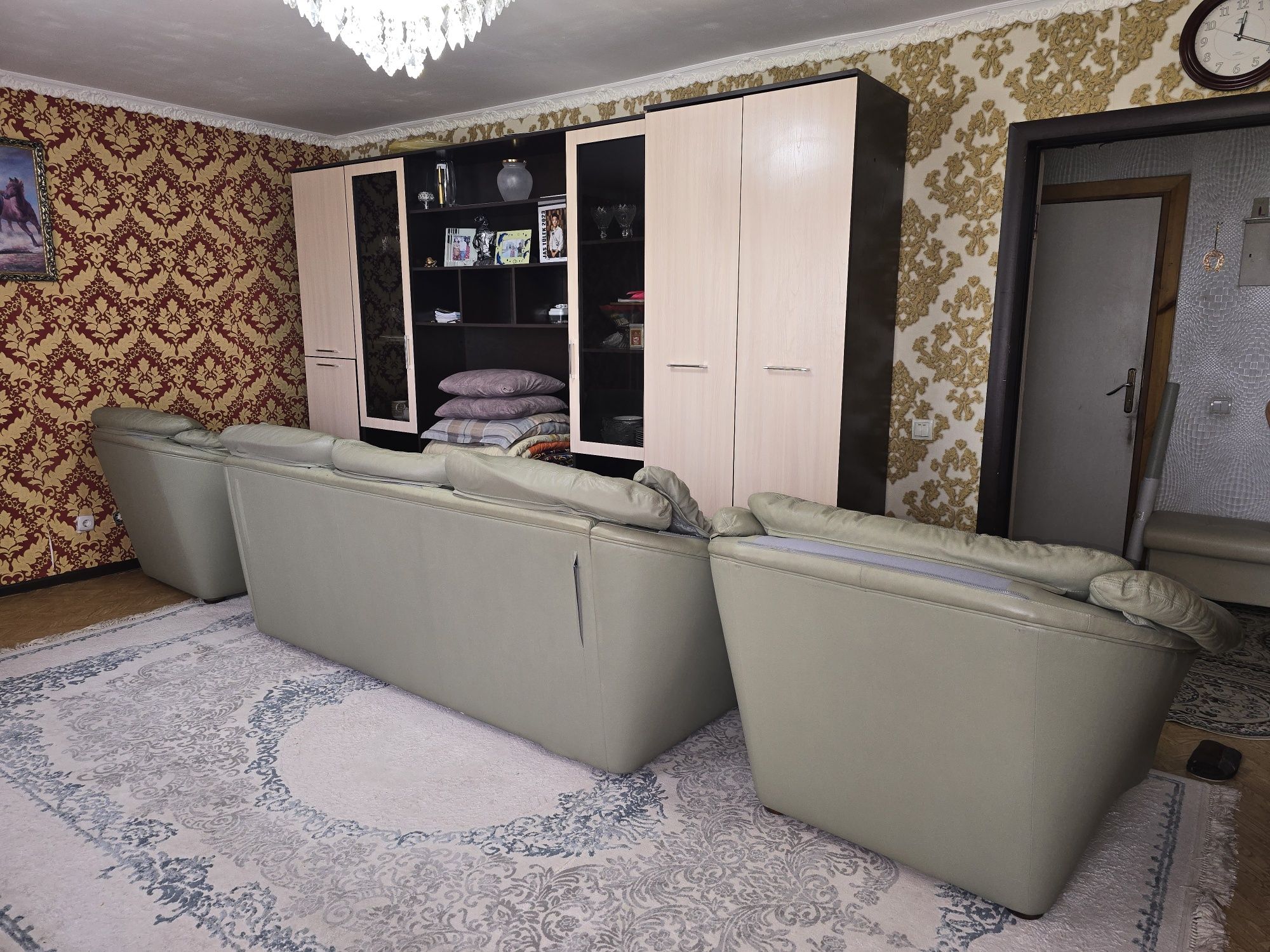 Продаётся кожаный диван