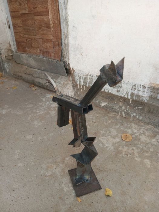 Скульптура из железного мусора