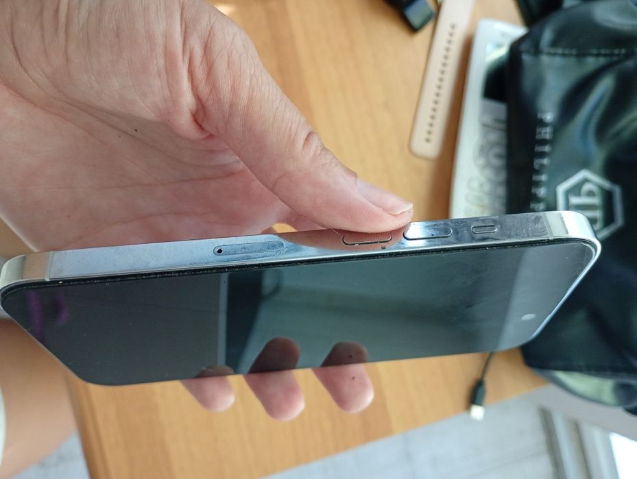 Страхотен модел Iphone 14 Pro +подарък калъф и протектор