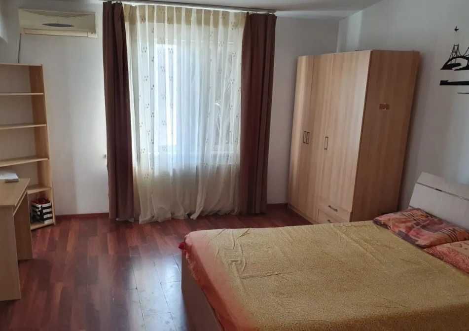Дава се под наем Тристаен апартамент в Бургас, Център - 100 кв.м за 306 € - Снимка #1