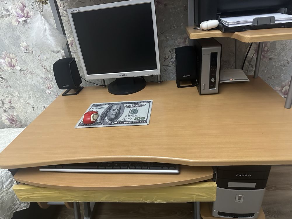 Компьютер с компьютерном столом