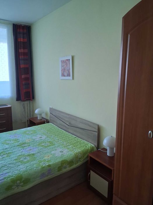 Продавам гардероб,  шкаф с 4 чекмеджета и две нощни шкафчета