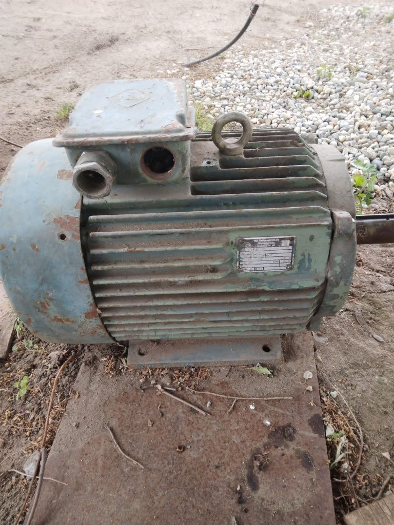 Vând motor trifazic 11kw,