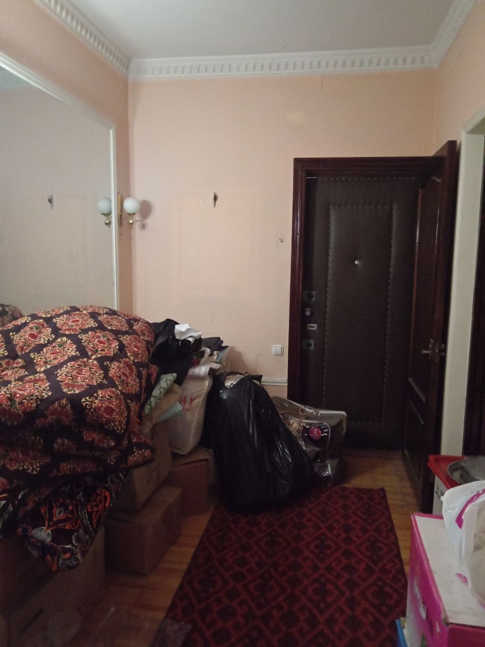Продаётся  своя 3 комнатная переделенная на 4. квартира