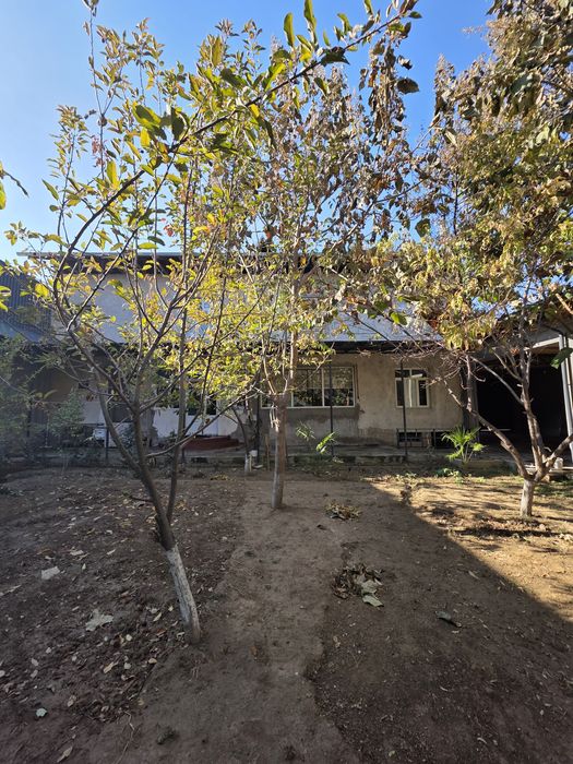 Кибрай тум. Дурмон Қ.Ф.Й. Бирлик мах. 6 сот. 6 хонали уй сотилади.