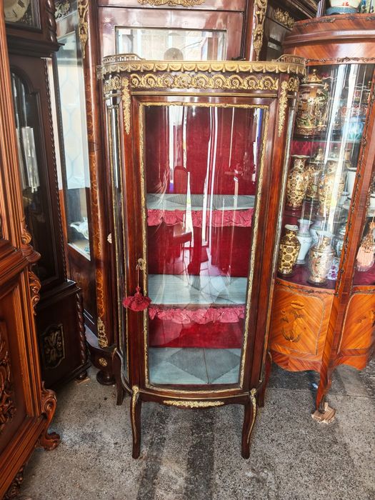 Антикварна витринка с осветление